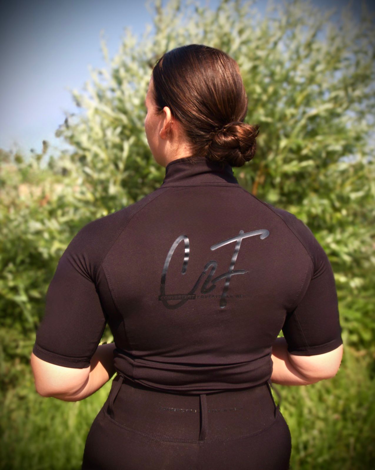 Noor Shortsleeve Zwart – Stijlvol Ruitershirt met Korte Mouwen en Opstaande Kraag. Ideaal voor warmere dagen of als laagje.