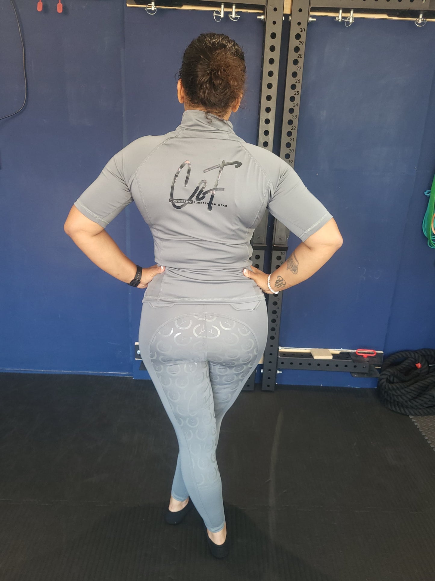 Vivaldi Shortsleeve Grijs – Stijlvol Ruitershirt met Korte Mouwen en Opstaande Kraag. Ideaal voor warmere dagen of als laagje.