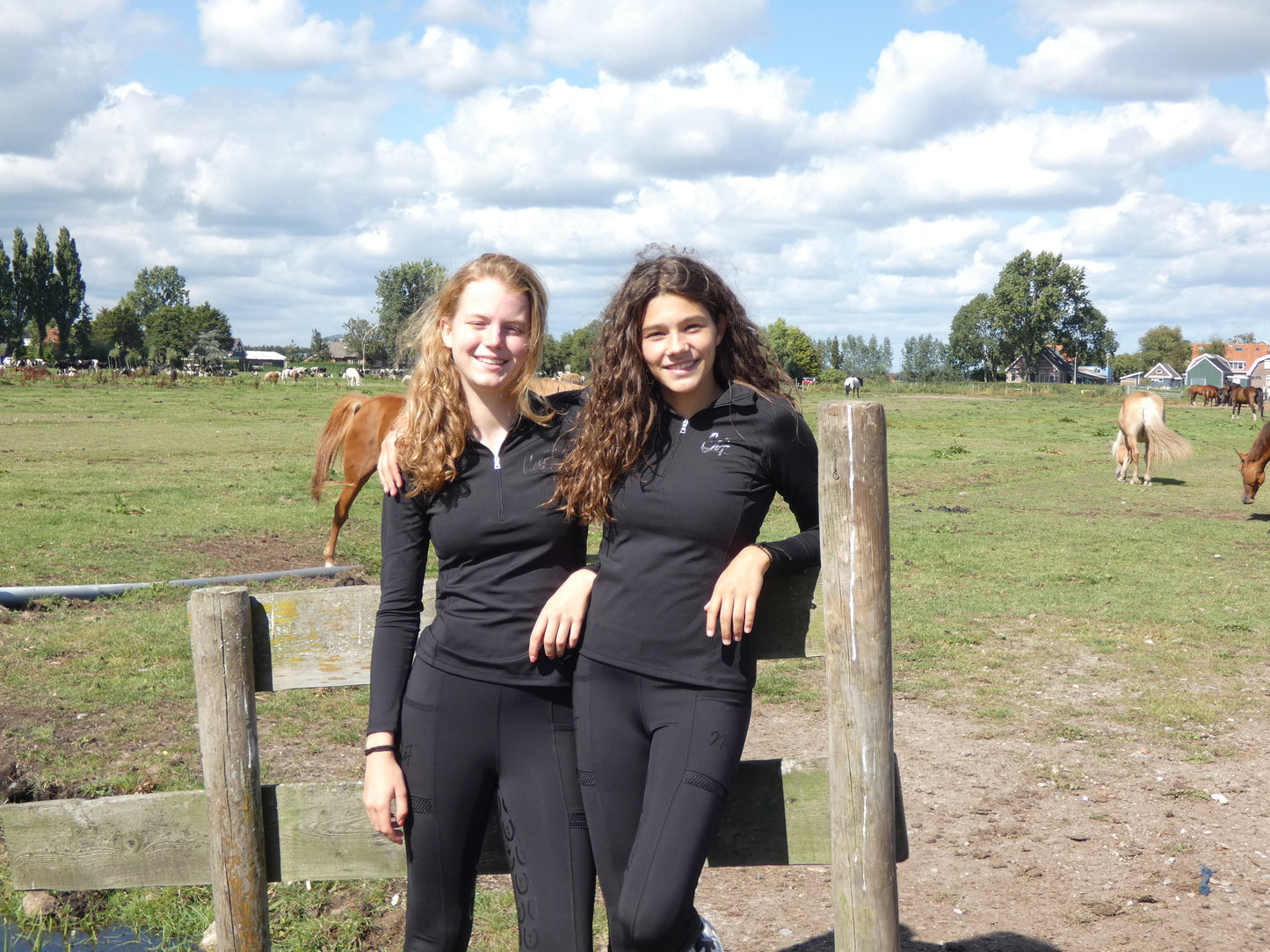 Noor Longsleeve Zwart – Stijlvol Ruitershirt met Lange Mouwen en Opstaande Kraag