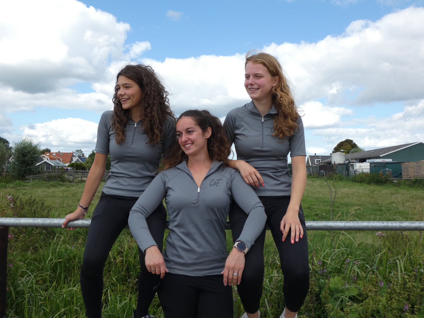 Vivaldi Shortsleeve Grijs – Stijlvol Ruitershirt met Korte Mouwen en Opstaande Kraag. Ideaal voor warmere dagen of als laagje.