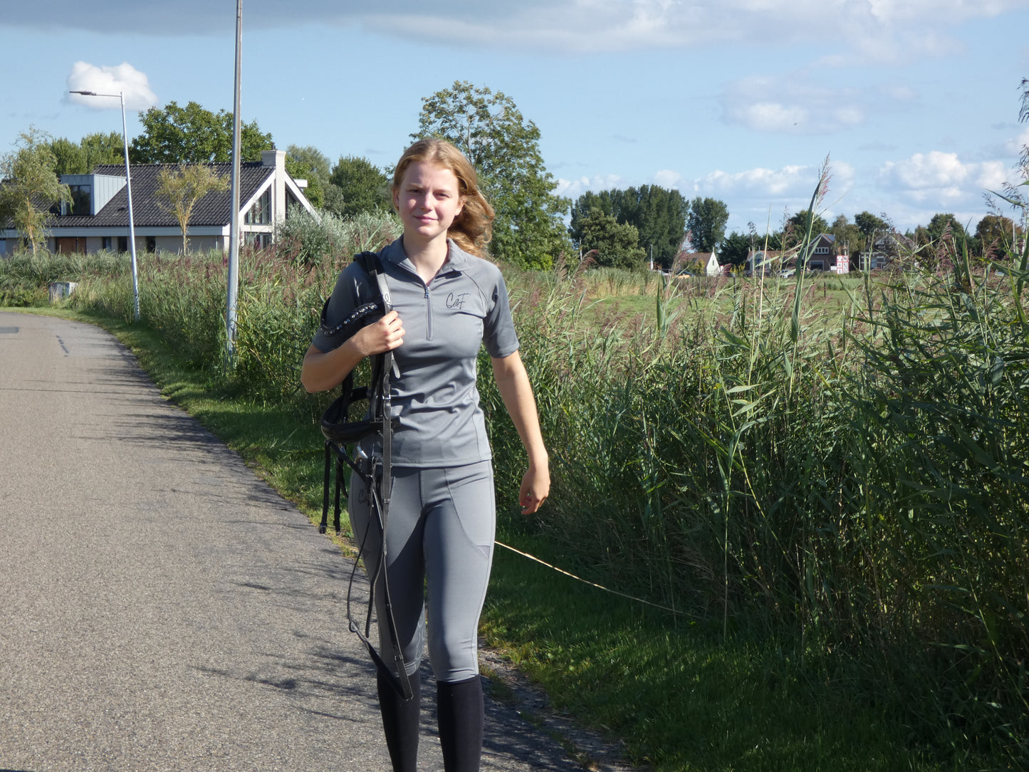 Vivaldi Shortsleeve Grijs – Stijlvol Ruitershirt met Korte Mouwen en Opstaande Kraag. Ideaal voor warmere dagen of als laagje.