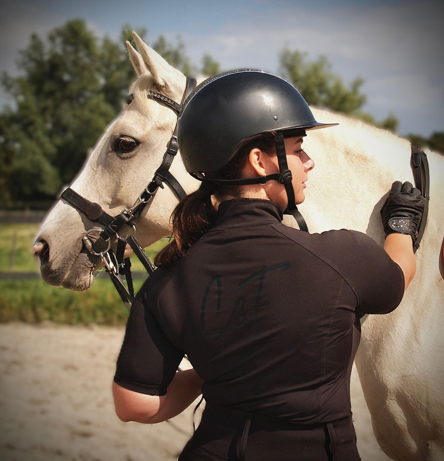 Noor Shortsleeve Zwart – Stijlvol Ruitershirt met Korte Mouwen en Opstaande Kraag. Ideaal voor warmere dagen of als laagje.
